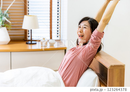 起床する女性 123264378