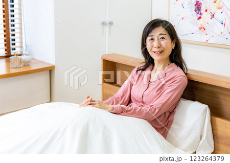 起床する女性 起床する女性 123264379