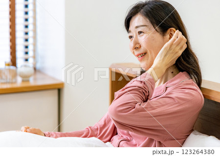 起床する女性 起床する女性 123264380