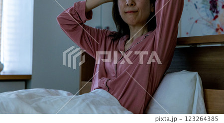 体調不良 シニア女性 体調不良 シニア女性 123264385
