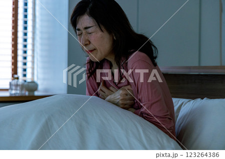 体調不良　シニア女性 123264386