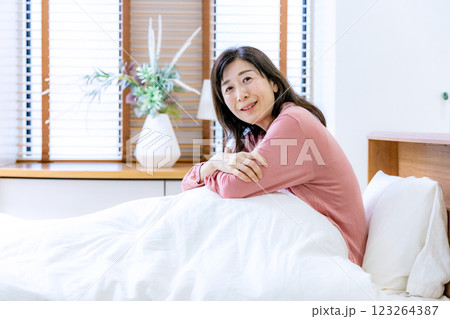 ベッドにいる50代女性 123264387