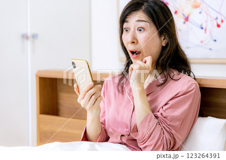 スマホ 悩む 50代女性 スマホ 悩む 50代女性 123264391