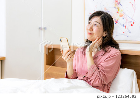 スマホ　悩む　50代女性 123264392