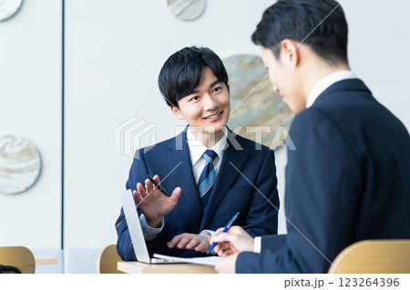 営業する若いビジネスマン　撮影協力:スカパー東京メディアセンター　 123264396