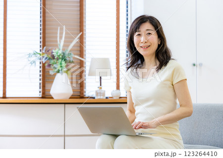 パソコンを使う女性 123264410