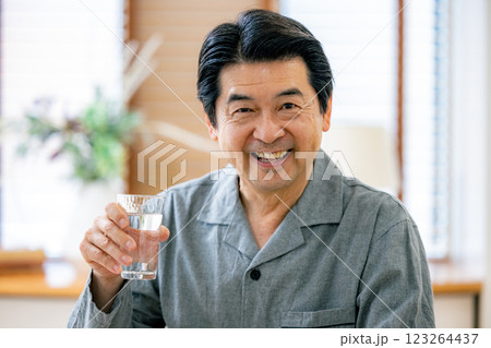 水分補給するシニア男性 123264437