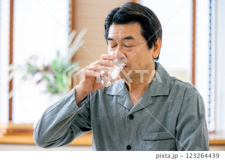 水分補給するシニア男性 123264439