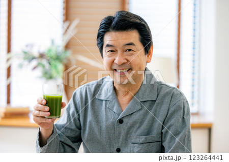 青汁を飲むシニア男性 123264441