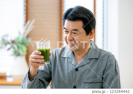 青汁を飲むシニア男性 123264442