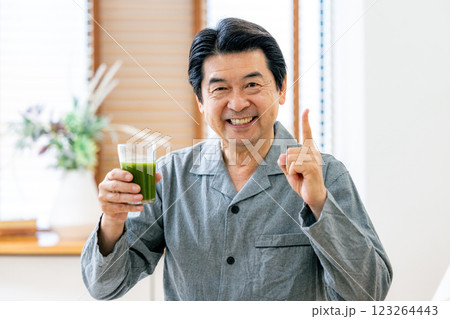 青汁を飲むシニア男性 123264443