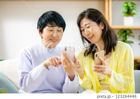 スマホを見るシニアの女性二人 スマホを見るシニアの女性二人 123264446