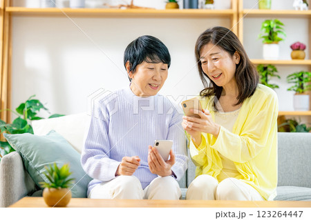 スマホを見るシニアの女性二人 スマホを見るシニアの女性二人 123264447
