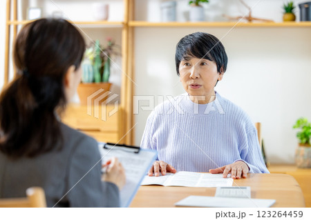 営業を受けるシニア女性 営業を受けるシニア女性 123264459