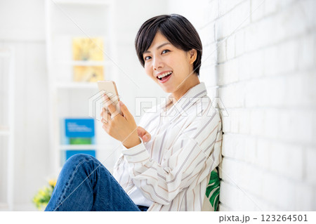 スマホを操作する女性 スマホを操作する女性 123264501