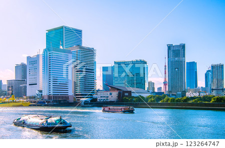 日本の東京都市景観　新風景。水上バス・ヒミコや竜馬、橘丸、竹芝、浜松町…。奥に東京タワーや麻布台 123264747