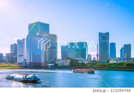 日本の東京都市景観 新風景。水上バス・ヒミコや竜馬、橘丸、竹芝、浜松町…。奥に東京タワーや麻布台 日本の東京都市景観 新風景。水上バス・ヒミコや竜馬、橘丸、竹芝、浜松町…。奥に東京タワーや麻布台 123264748