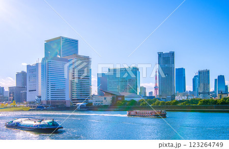 日本の東京都市景観 新風景。水上バス・ヒミコや竜馬、橘丸、竹芝、浜松町…。奥に東京タワーや麻布台 日本の東京都市景観 新風景。水上バス・ヒミコや竜馬、橘丸、竹芝、浜松町…。奥に東京タワーや麻布台 123264749