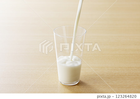 グラスに注いだ牛乳 グラスに注いだ牛乳 123264820