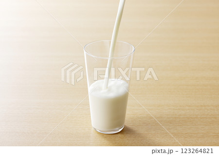 グラスに注いだ牛乳 グラスに注いだ牛乳 123264821
