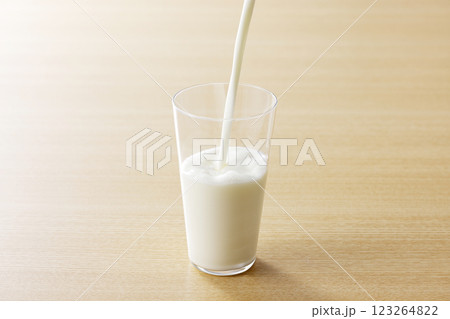 グラスに注いだ牛乳 グラスに注いだ牛乳 123264822
