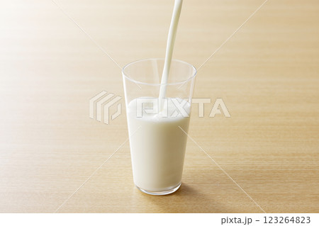 グラスに注いだ牛乳 グラスに注いだ牛乳 123264823