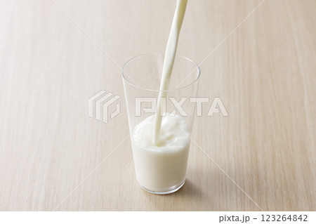 グラスに注いだ牛乳 グラスに注いだ牛乳 123264842