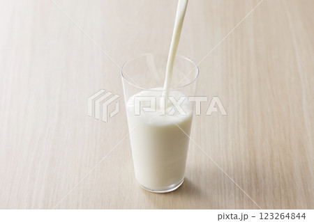 グラスに注いだ牛乳 123264844