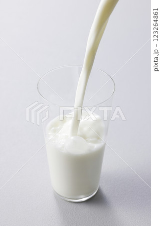 グラスに注いだ牛乳 グラスに注いだ牛乳 123264861