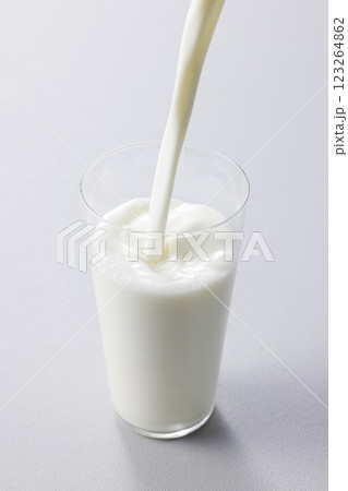 グラスに注いだ牛乳 グラスに注いだ牛乳 123264862