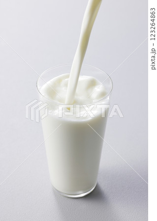 グラスに注いだ牛乳 グラスに注いだ牛乳 123264863