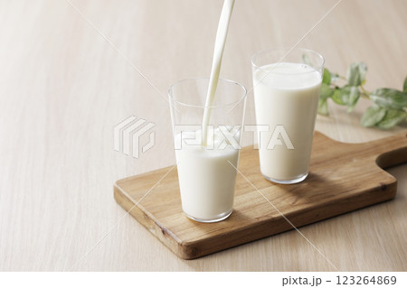 グラスに注いだ牛乳 グラスに注いだ牛乳 123264869