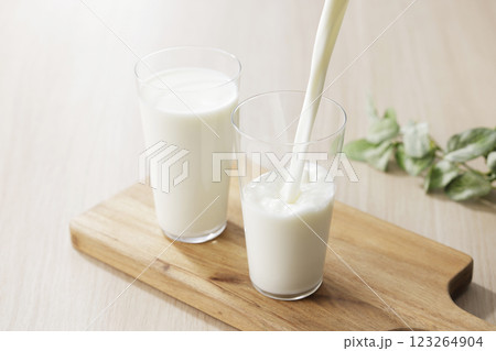 グラスに注いだ牛乳 123264904