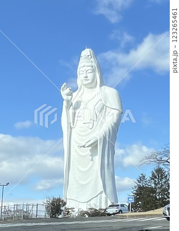 青空を背景にした、観音様 青空を背景にした、観音様 123265461
