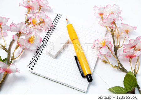桜のある開いた無地のリングノートとペン 123265656