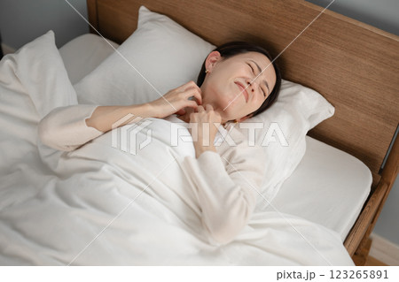 寝苦しさに悩む女性 寝苦しさに悩む女性 123265891