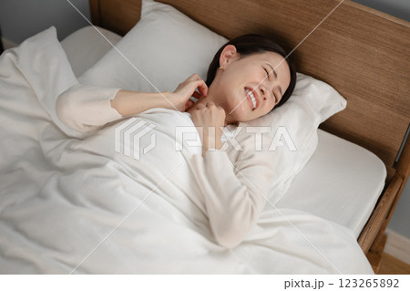 寝苦しさに悩む女性 123265892