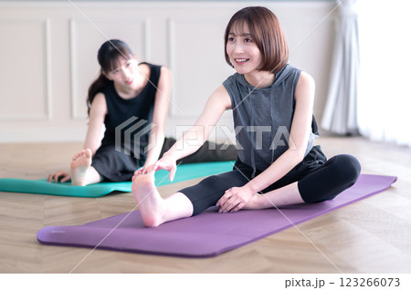 ストレッチで体をほぐす若い2人の女性 ストレッチで体をほぐす若い2人の女性 123266073