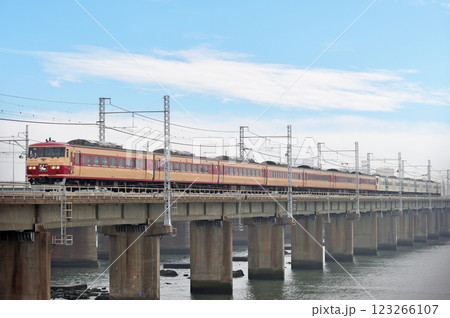 東海道本線　茅ヶ崎－平塚　JR東日本　185系　OM08編成（大宮）　踊り子　 123266107