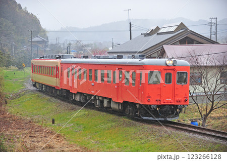 いすみ鉄道 東総元-久我原 キハ52-125+キハ28-2346 いすみ鉄道 東総元-久我原 キハ52-125+キハ28-2346 123266128
