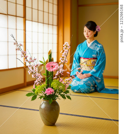 花を生ける着物の華道家の女性 123266168