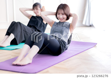 筋トレする若い2人の女性 123266276