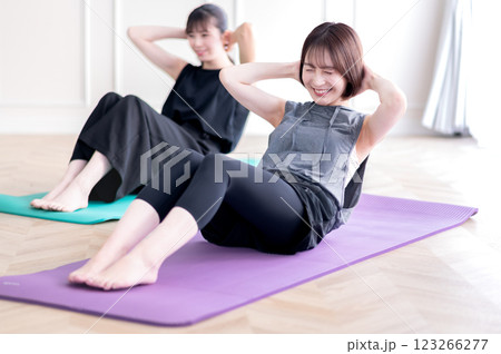 筋トレする若い2人の女性 123266277