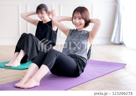 筋トレする若い2人の女性 筋トレする若い2人の女性 123266278