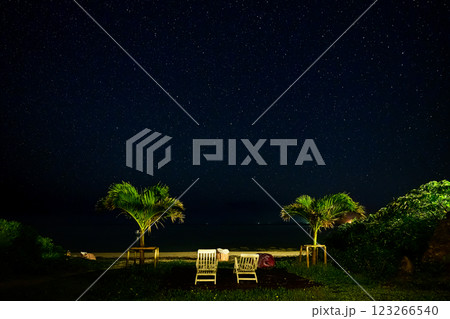 リゾートチェアから眺める宇宙 – 石垣島の幻想的な夜 123266540