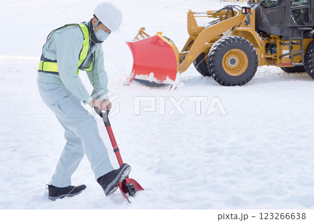 雪かきをする作業員 123266638