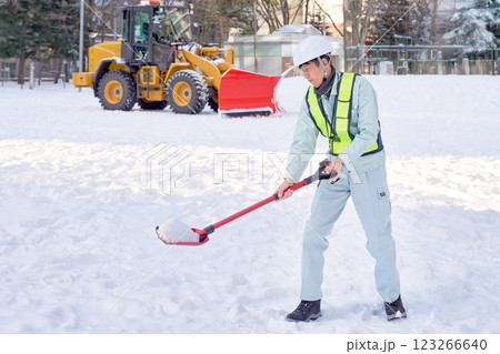 雪かきをする除雪作業員 123266640