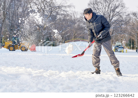 雪かきをする男性 123266642