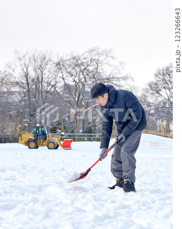 雪かきをする男性 123266643