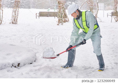 雪かきをする作業服の男性 雪かきをする作業服の男性 123266649